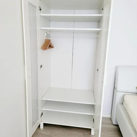 With Private Garden No Kitchen *